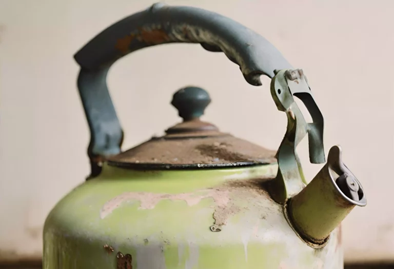 How to Clean and Descale a Kettle Effectively Like a Pro
