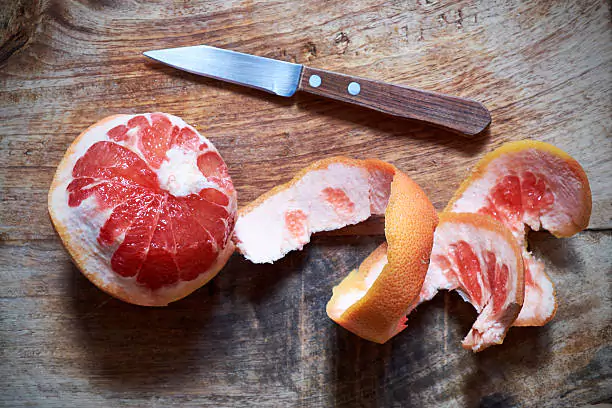 peeling-fruits-with-a-paring-knife- 
